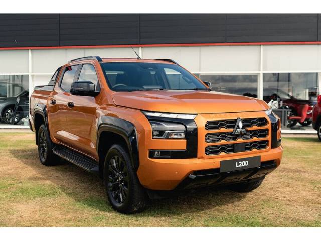 Mitsubishi L200 2.4 Barbarian Pick Up Diesel Yamabuki Orange